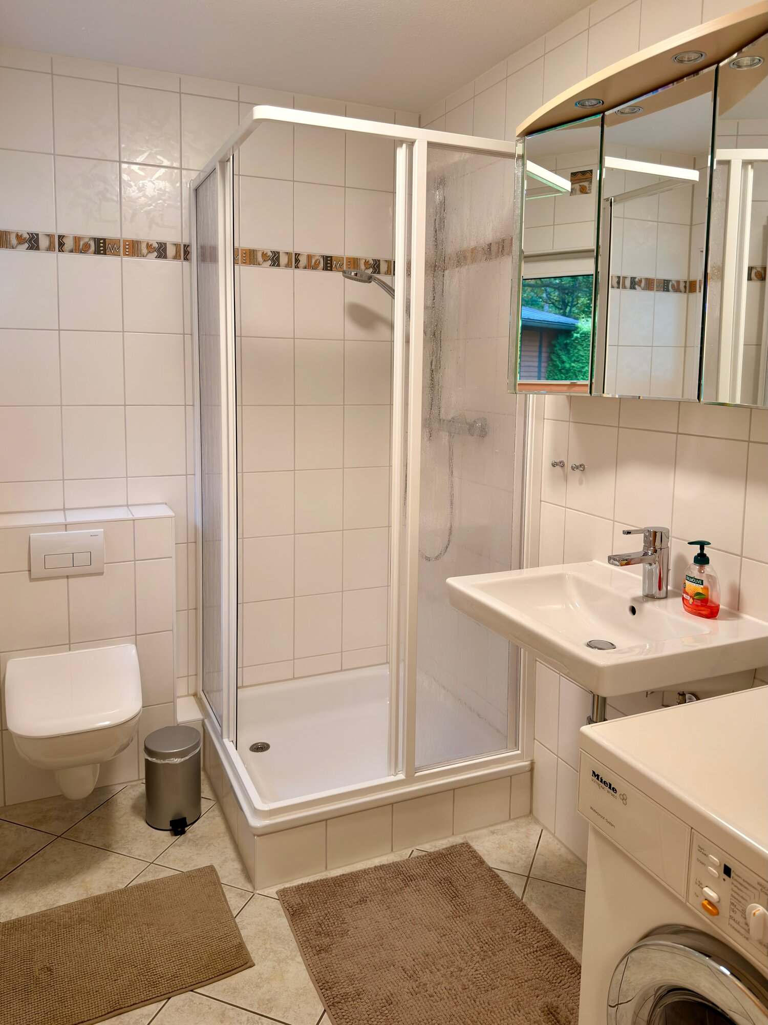 Bad mit Dusche, Waschbecken und Waschmaschine