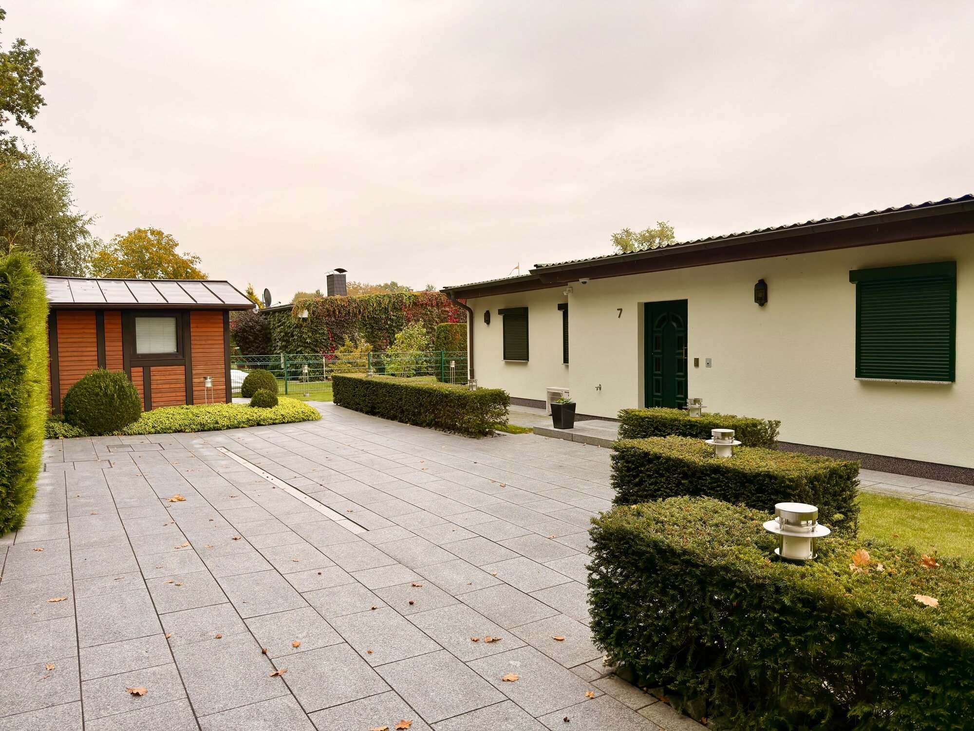 Hof mit Stellplatz, Gerätehaus und Eingang des Ferienhauses Kobe