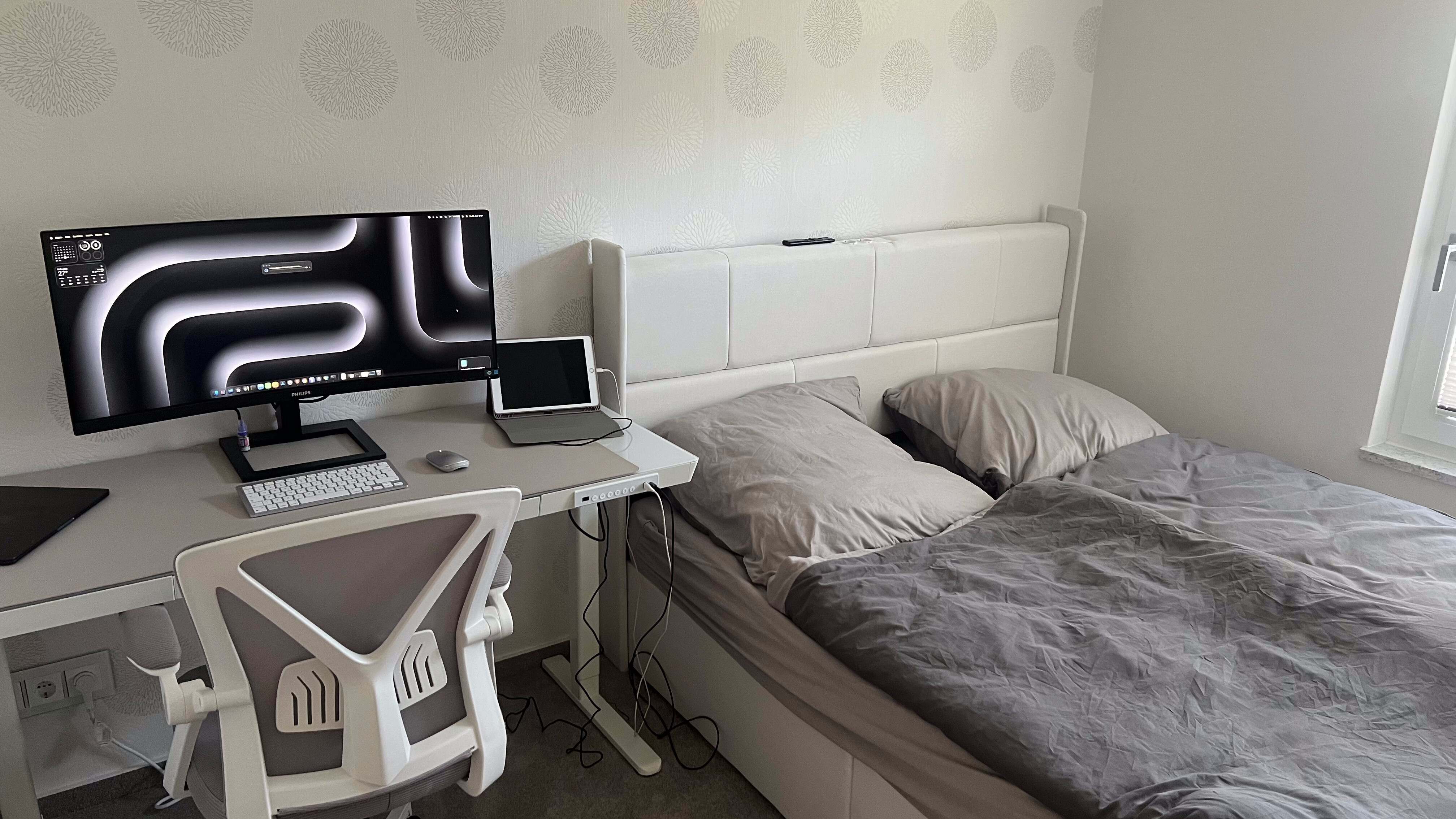 Arbeitsraum mit Schreibtisch, Ultrawide-Monitor und ergonomischem Bürostuhl