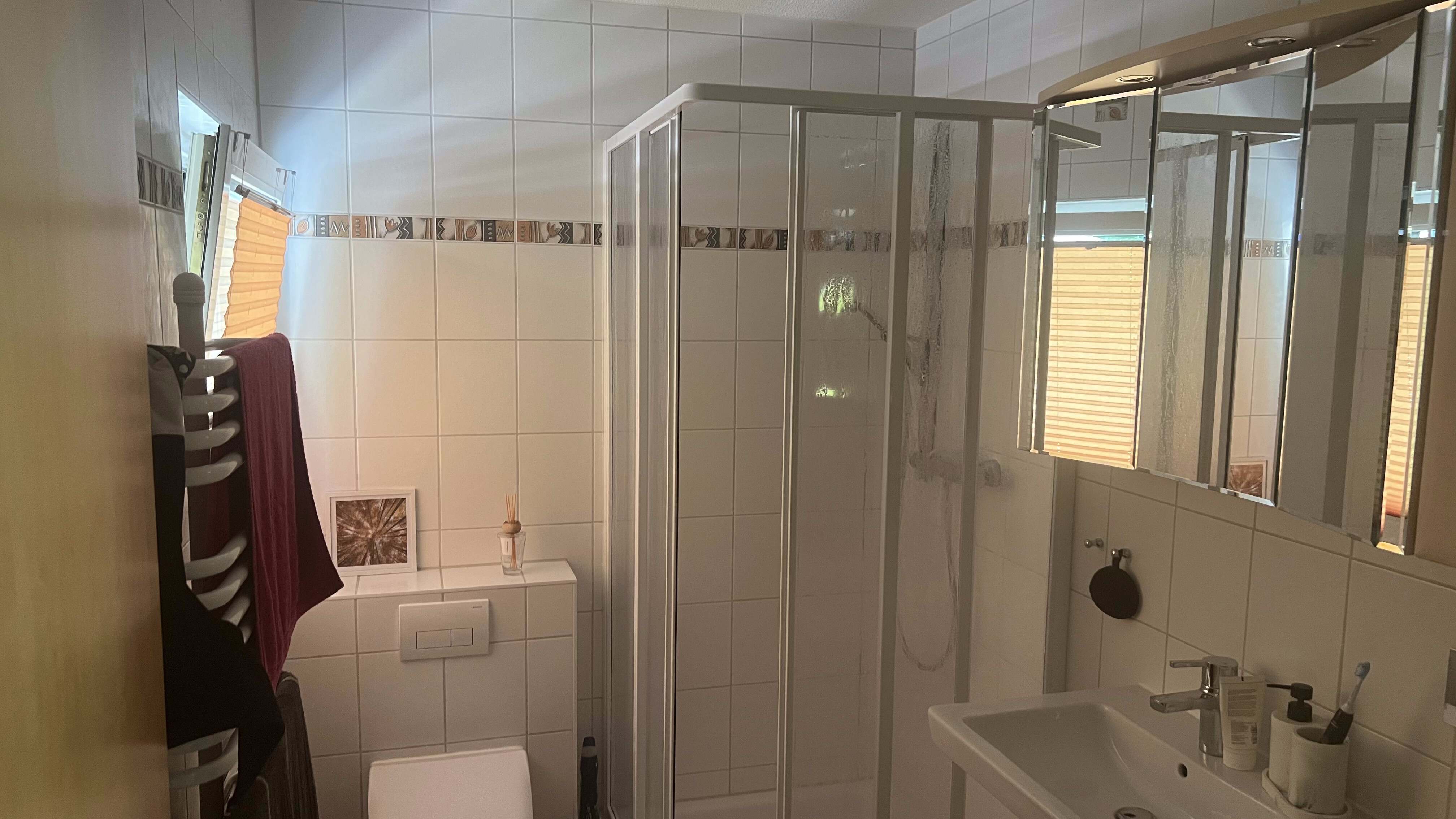 Bad mit ebenerdiger Dusche und Waschbecken