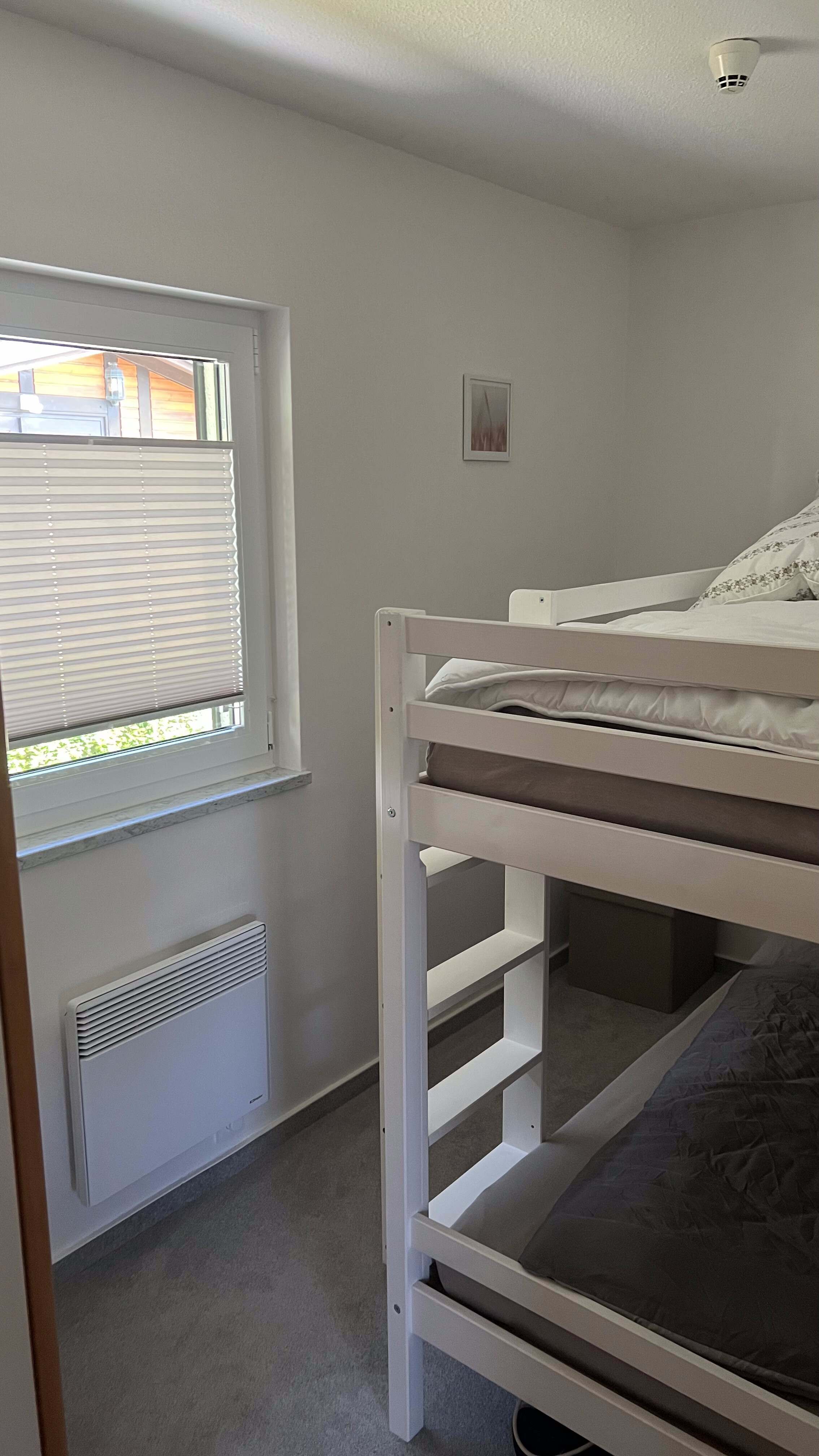 Kinderzimmer mit Etagenbett am Fenster