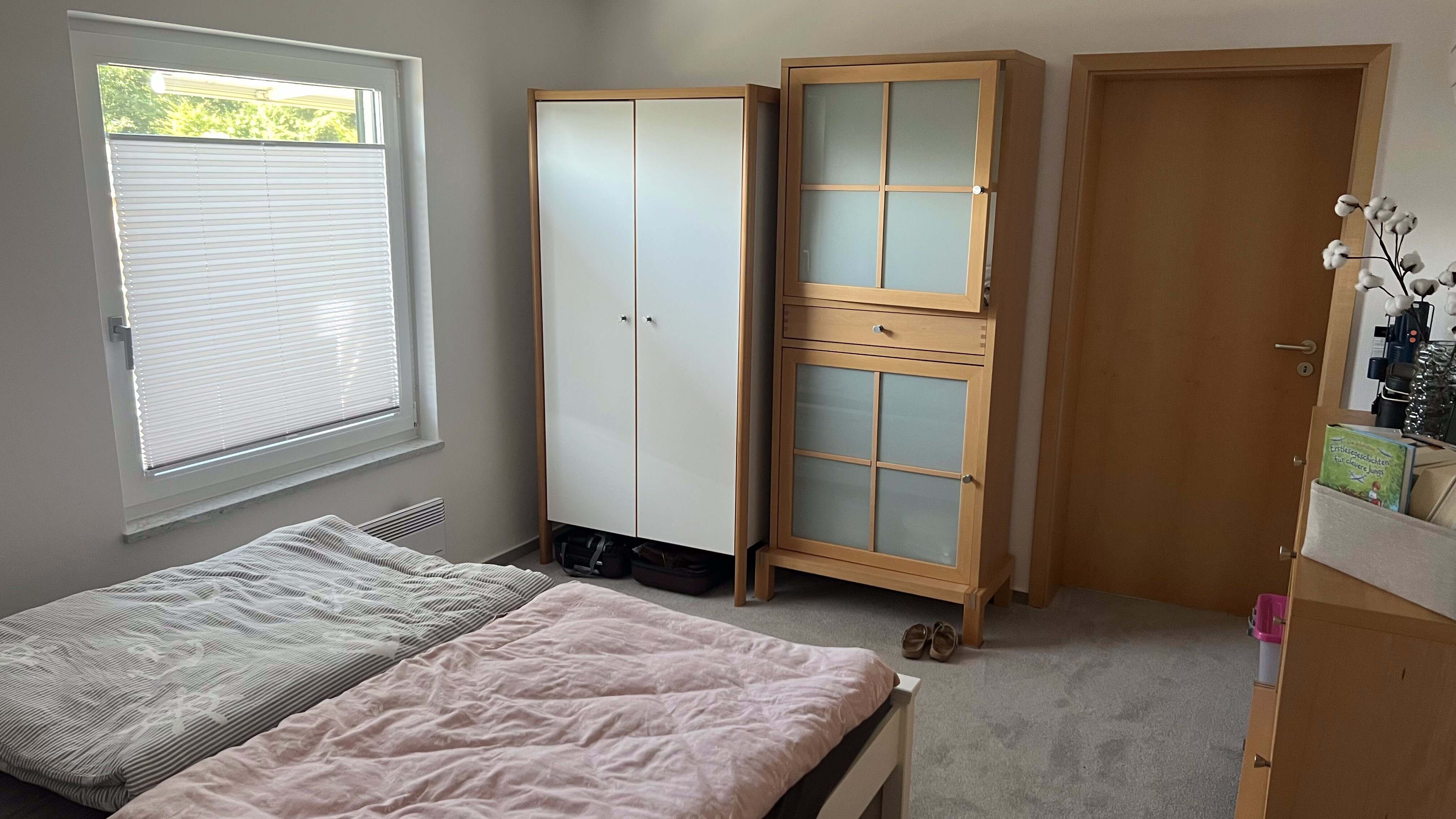 Hauptschlafzimmer mit Kleiderschrank und Fenster