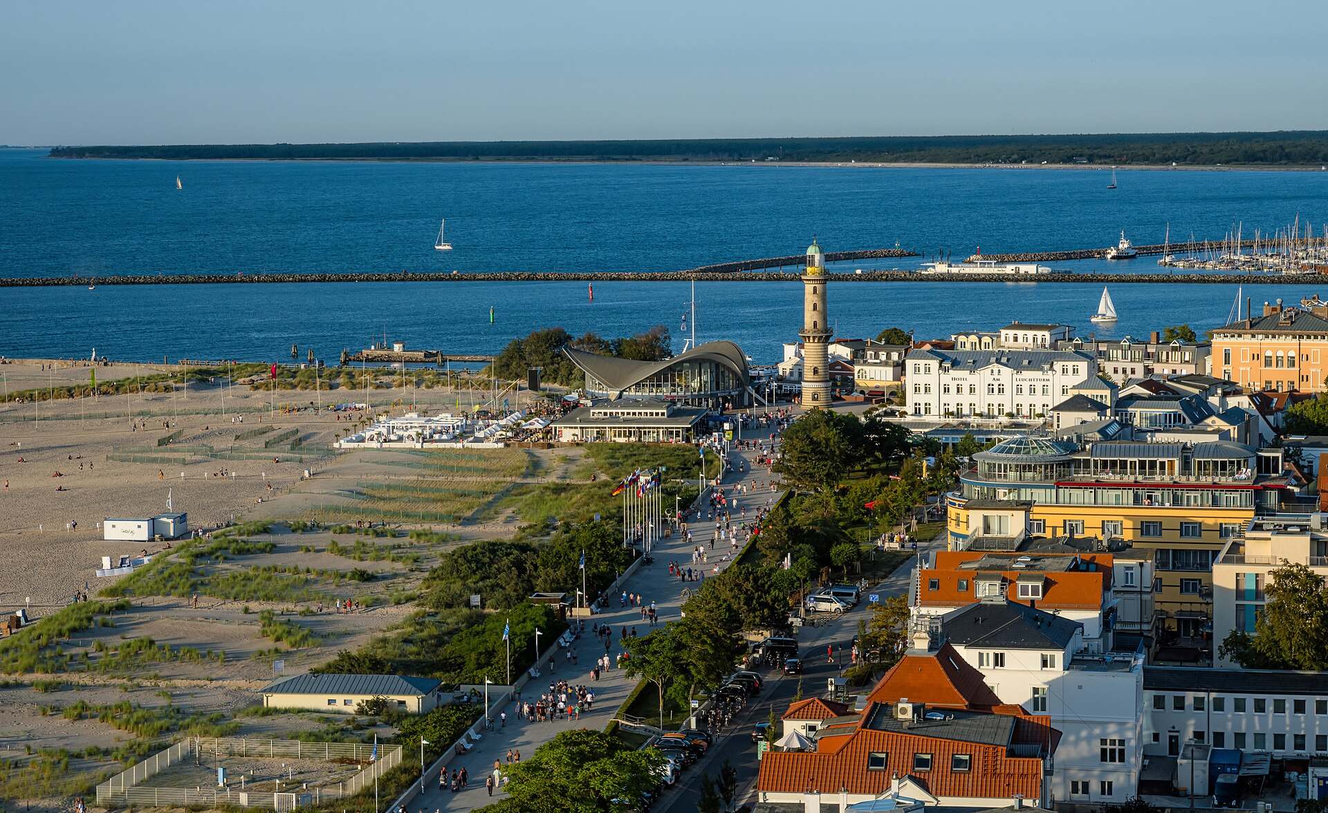 Leuchtturm und Teepott in Warnemünde